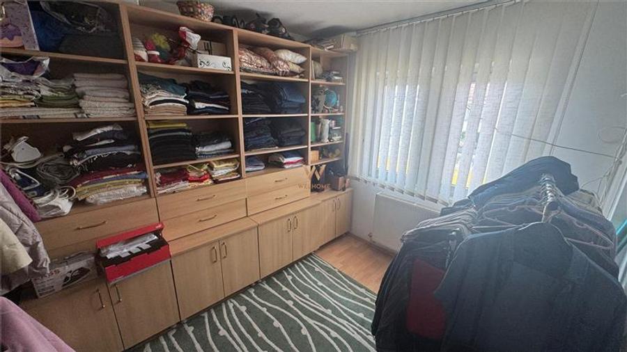Apartament cu 4 camere decomandat în Valea Aurie