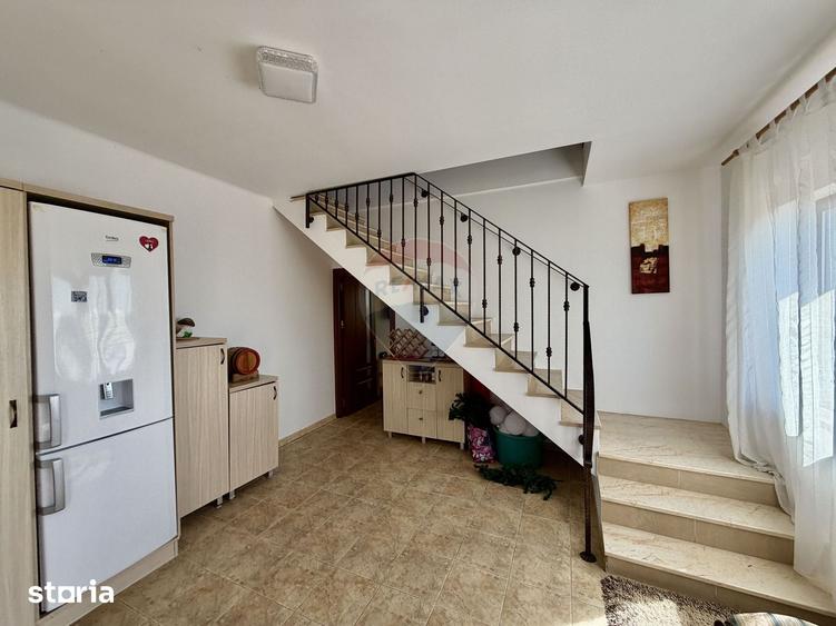 Casă cu 5 camere cu Teren 3400 Mp în Garoafa