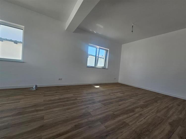 Duplex cu 4 camere cu Canalizare în Ipotești