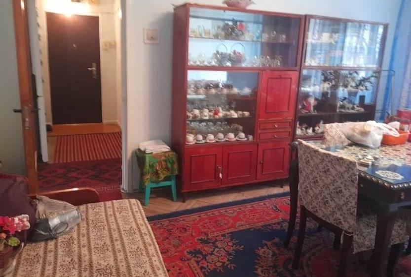 Apartament cu 3 camere decomandat, mobilat în Titan