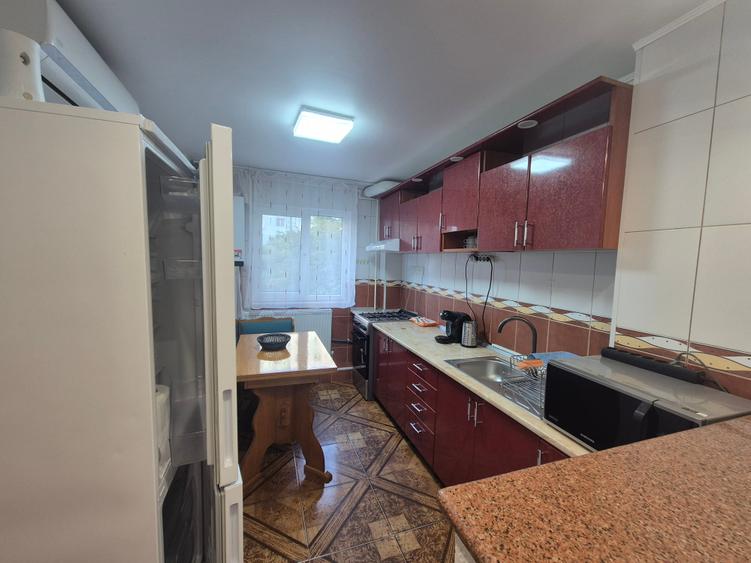 Apartament cu 3 camere decomandat în Mărgeanului