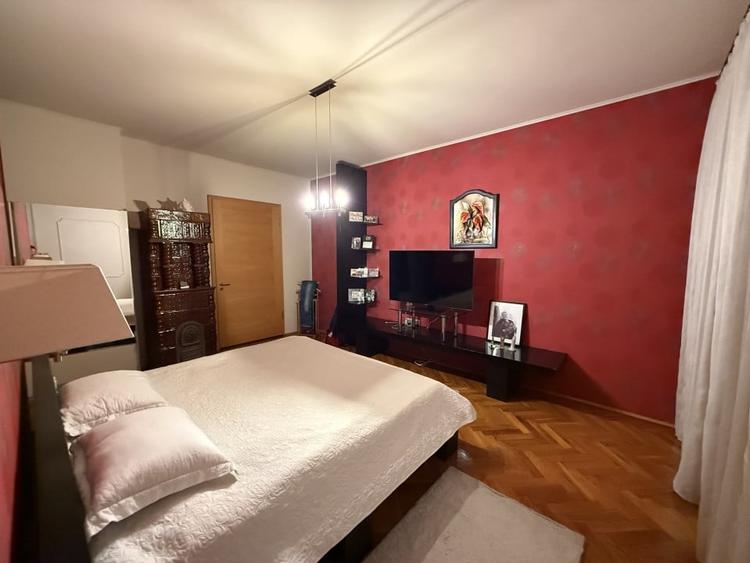Casă individuală cu 9 camere cu Canalizare în Chișoda