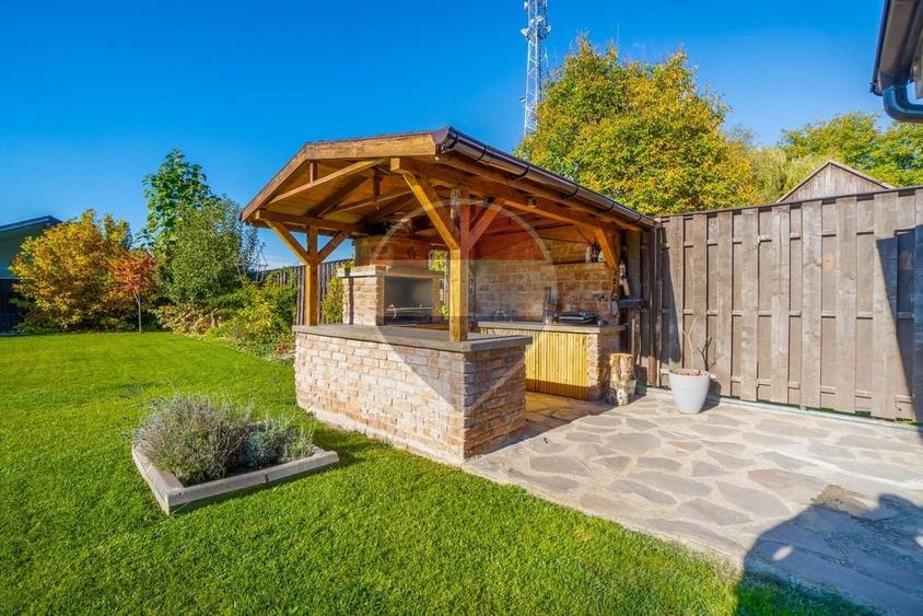Casă individuală cu 7 camere cu Teren 1106 Mp în Stupini