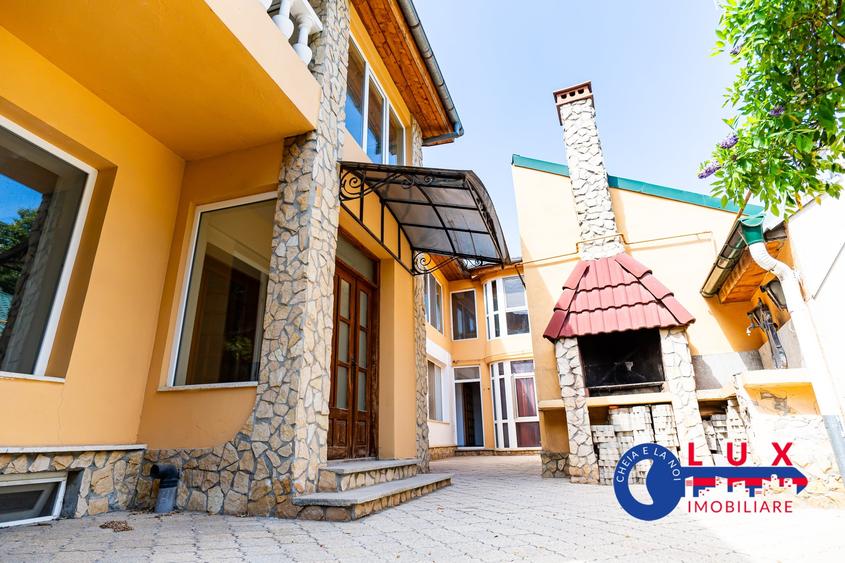 Casă individuală cu 8 camere cu Canalizare în Ultracentral