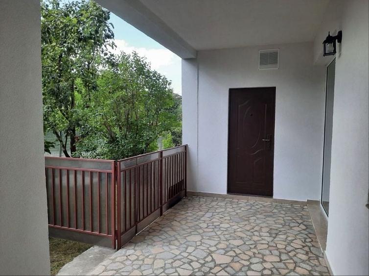 Apartament cu 3 camere decomandat în Florești