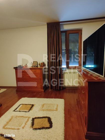 Casă cu 9 camere cu Teren 2000 Mp în Central