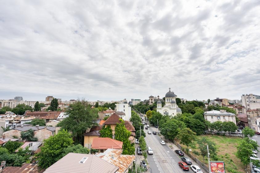 Penthouse cu 3 camere semidecomandat în Mitropolie
