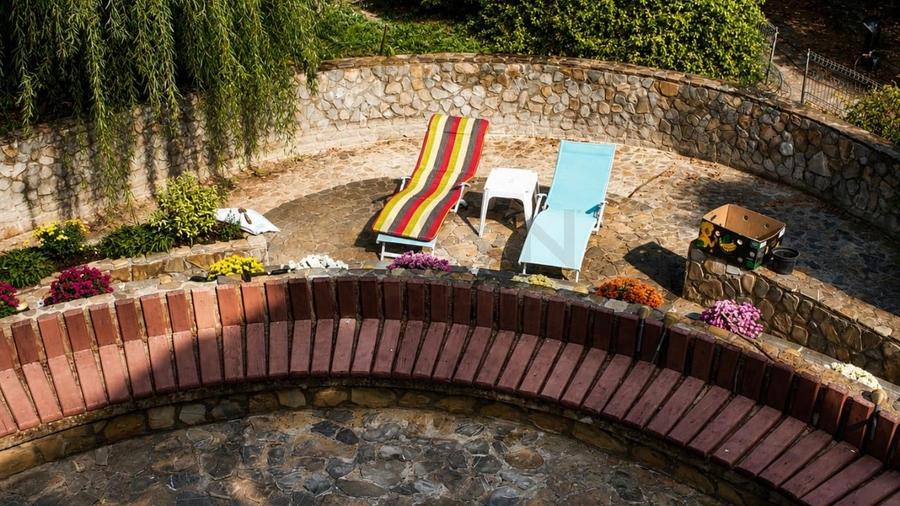 Casă individuală cu 8 camere cu Canalizare în Balotești