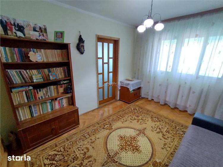 Apartament cu 4 camere decomandat în Central