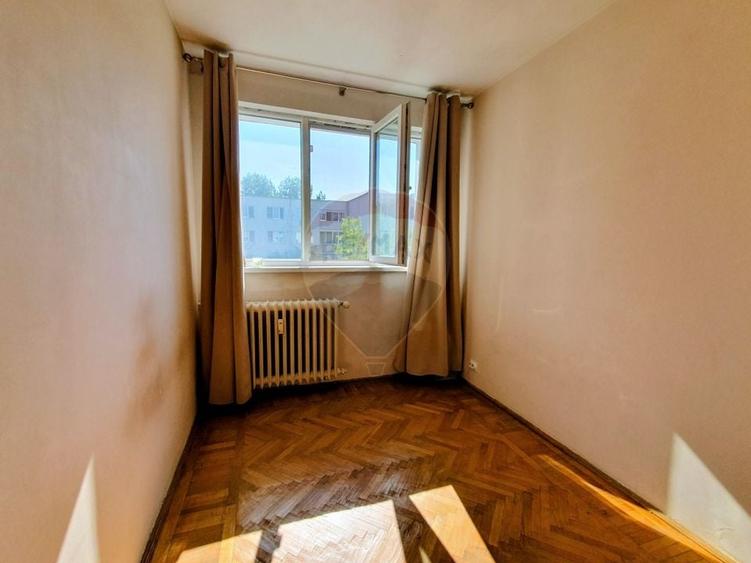 Apartament cu 3 camere semidecomandat, mobilat în Titan