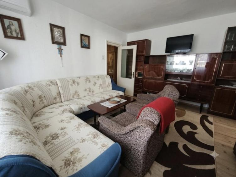 Apartament cu 2 camere semidecomandat, mobilat în Central