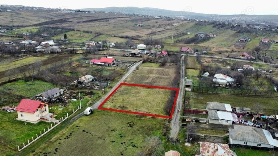 Teren de 1800 mp, în Scobinți