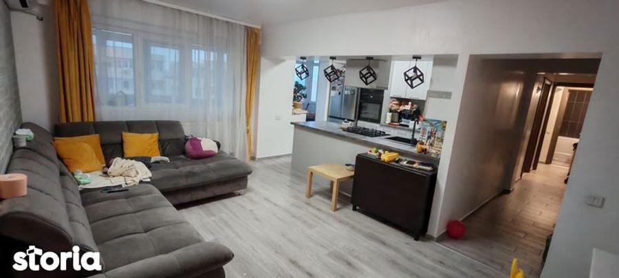 Apartament cu 3 camere decomandat în Republicii