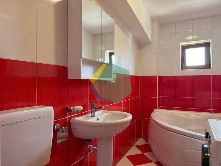Apartament cu 3 camere semidecomandat, mobilat în Central