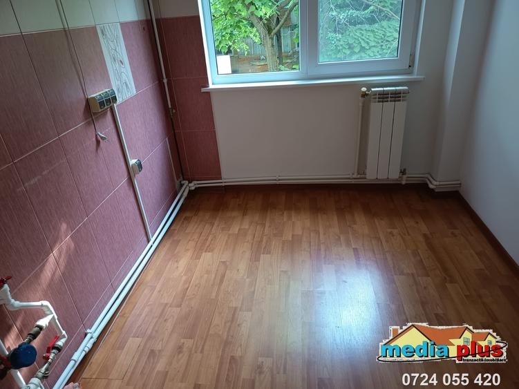 Apartament cu 3 camere semidecomandat în Micro 17