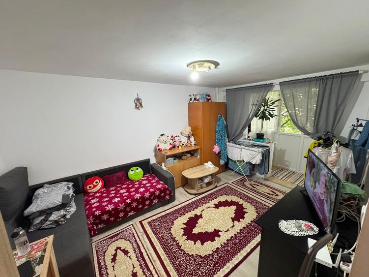 Apartament cu 4 camere decomandat în Lacul Tei