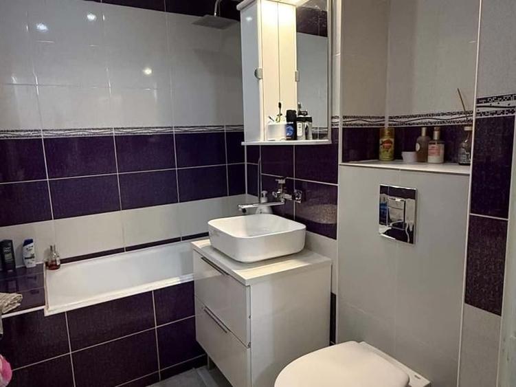 Apartament cu 3 camere decomandat, mobilat în Central