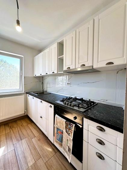 Apartament cu 3 camere semidecomandat în Tătărași