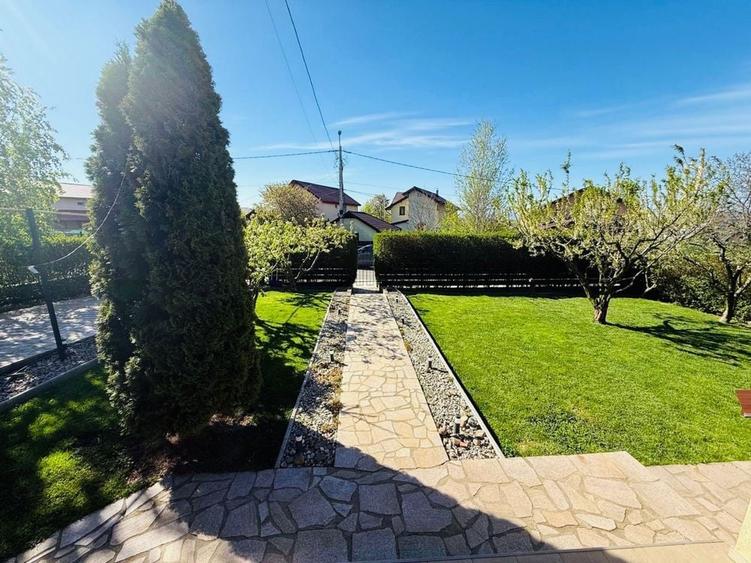 Casă cu 4 camere în Aroneanu