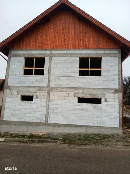 Casă cu 4 camere în Brăișoru