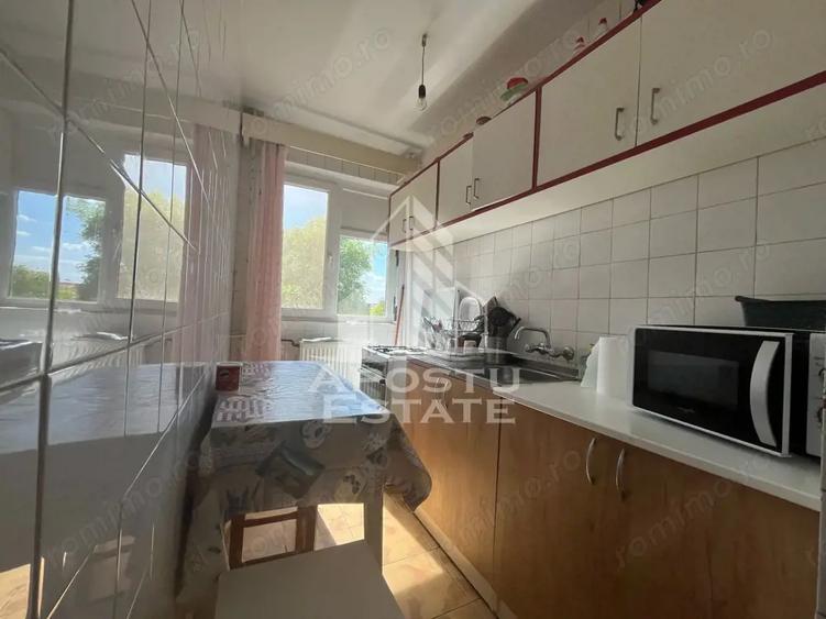 Apartament cu 3 camere semidecomandat, mobilat în Dâmbovița