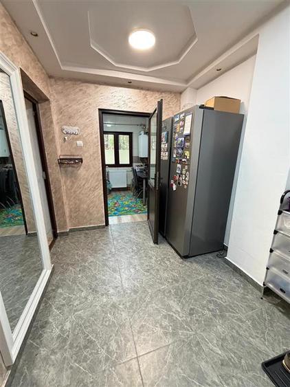 Apartament cu 3 camere semidecomandat în Podu Roș