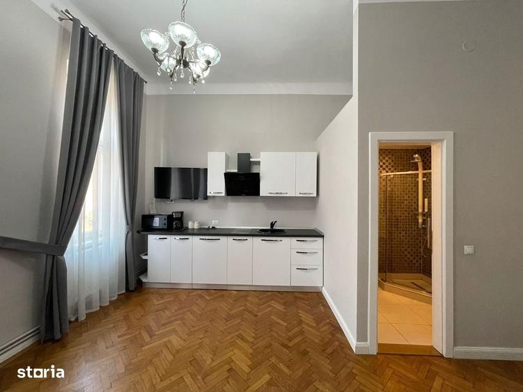 Apartament cu 8 camere decomandat în Exterior Vest
