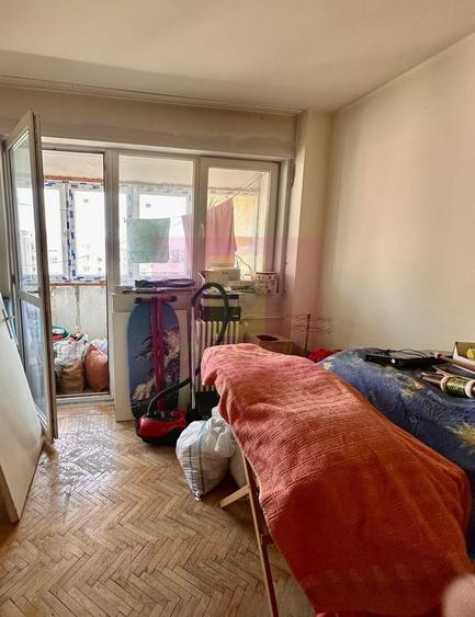Apartament cu 3 camere semidecomandat în Mihai Bravu