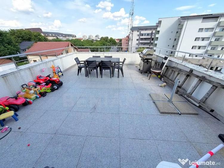 Apartament cu 5 camere decomandat în Craiovița Nouă