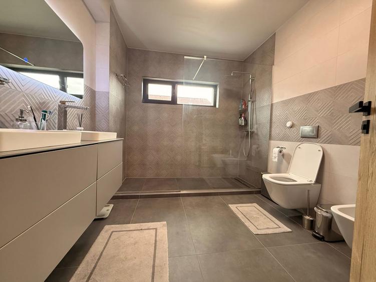 Casă individuală cu 5 camere cu Canalizare în Voluntari