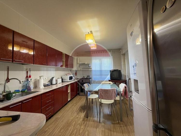 Apartament cu 4 camere decomandat în Central