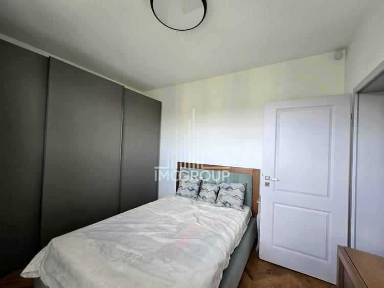 Apartament cu 4 camere semidecomandat, mobilat în Central