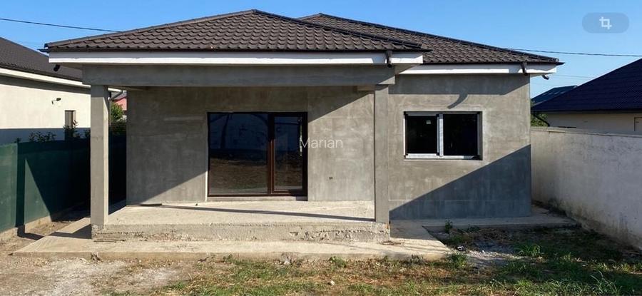 Casa de vanzare la intrare pe partea stanga