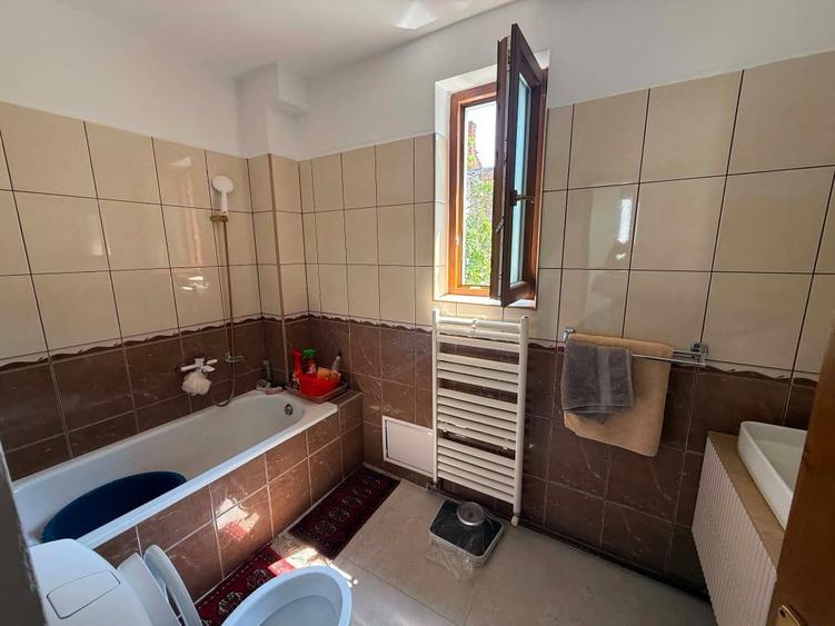 Apartament cu 3 camere semidecomandat în Andrei Mureșanu