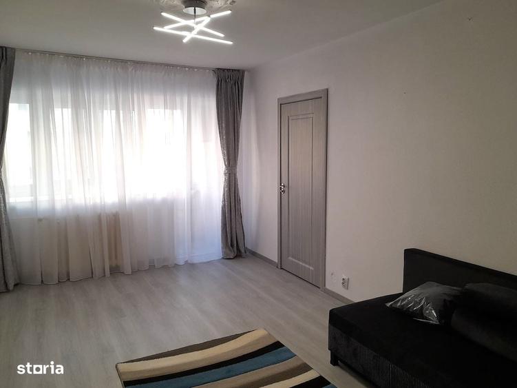 Apartament cu 3 camere semidecomandat în Tineretului