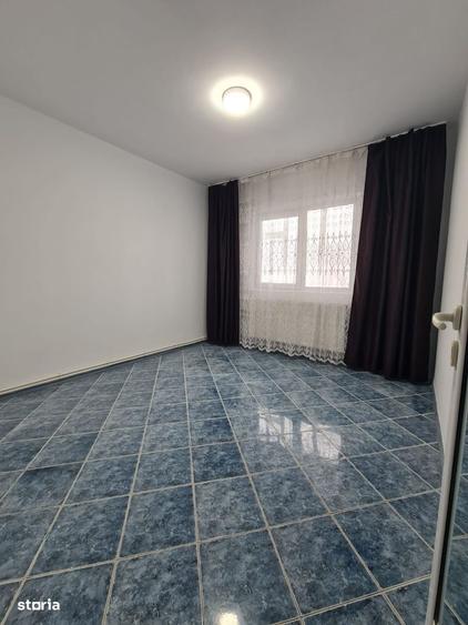 Apartament cu 3 camere semidecomandat, mobilat în Micro 39