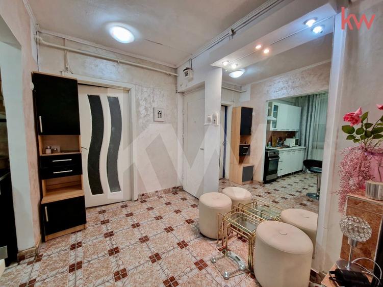 Apartament cu 3 camere semidecomandat, mobilat în 1 Mai