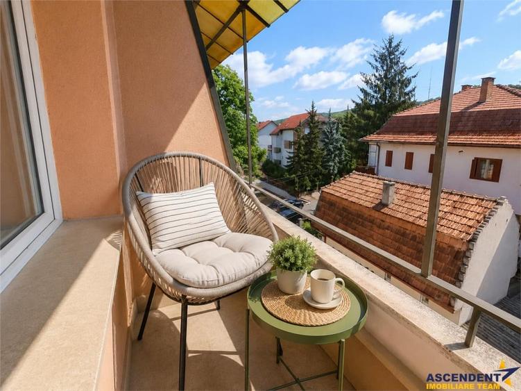Apartament cu 3 camere decomandat în Cornișa