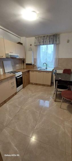 Apartament cu 3 camere decomandat în Tractorul