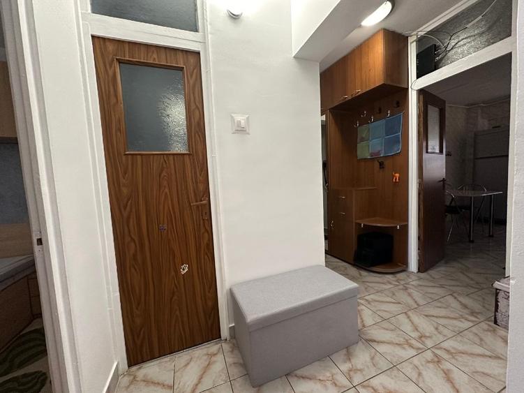 Apartament cu 3 camere decomandat în Tei