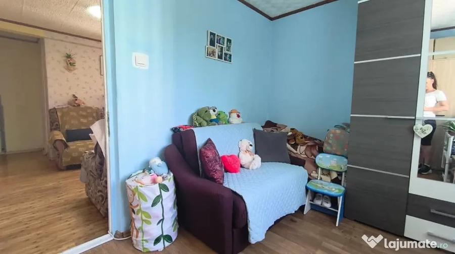 Apartament cu 3 camere semidecomandat în Gojdu