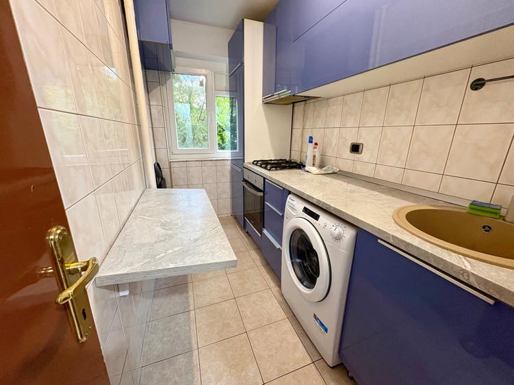 Apartament cu 3 camere semidecomandat în P-ța Reșița