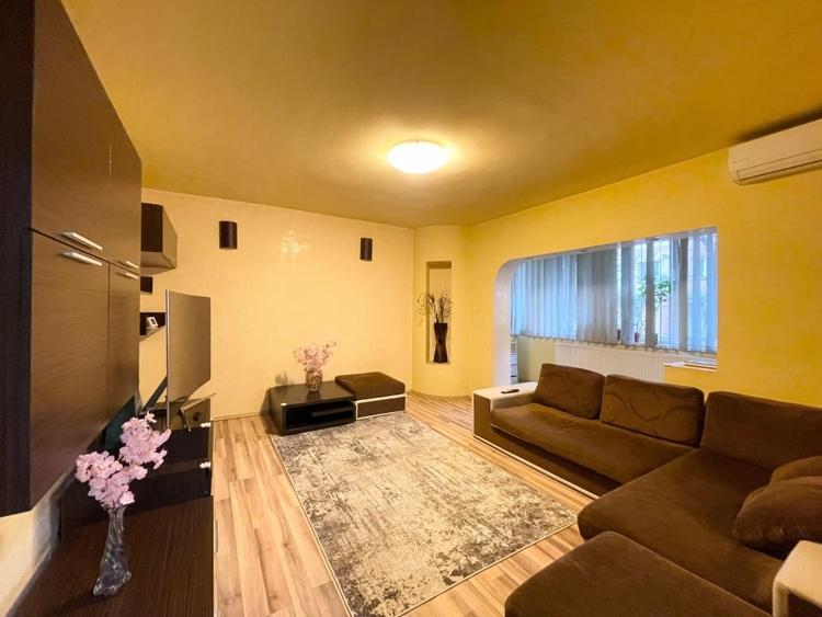 Apartament cu 4 camere decomandat, mobilat în Buziașului