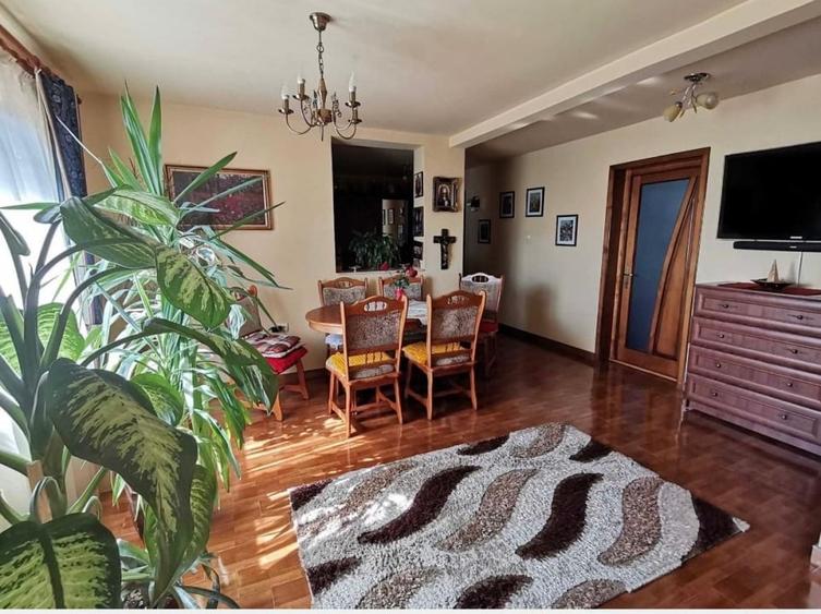 Apartament cu 4 camere decomandat, mobilat în Independenței