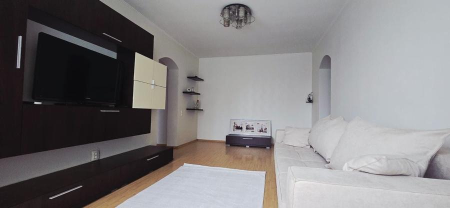 Apartament cu 3 camere semidecomandat în Calea Dumbrăvii