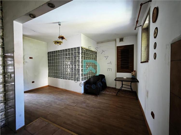 Apartament cu 4 camere semidecomandat în Schei