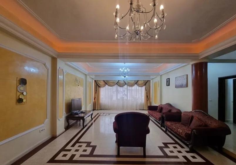 Spațiu comercial, de 600 mp, în Trocadero