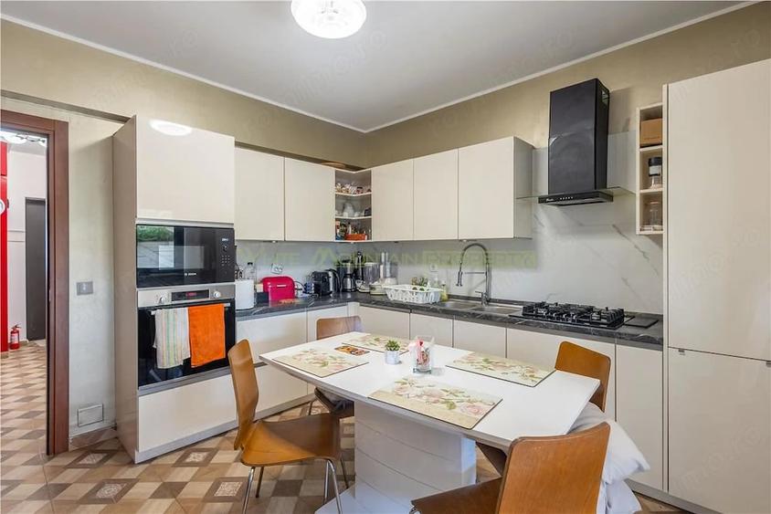 Casă cu 5 camere cu Teren 300 Mp în Central