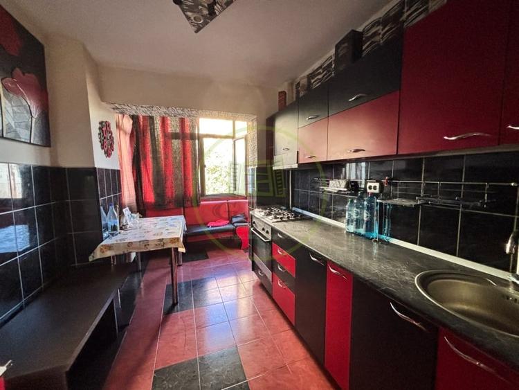 Apartament cu 4 camere semidecomandat, mobilat în Lăpuș