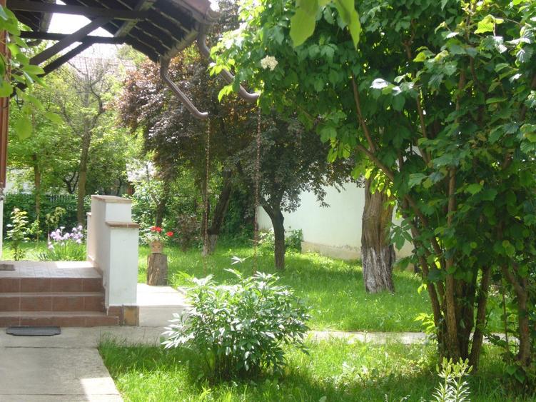 Casă cu 6 camere cu Teren 1200 Mp în Central